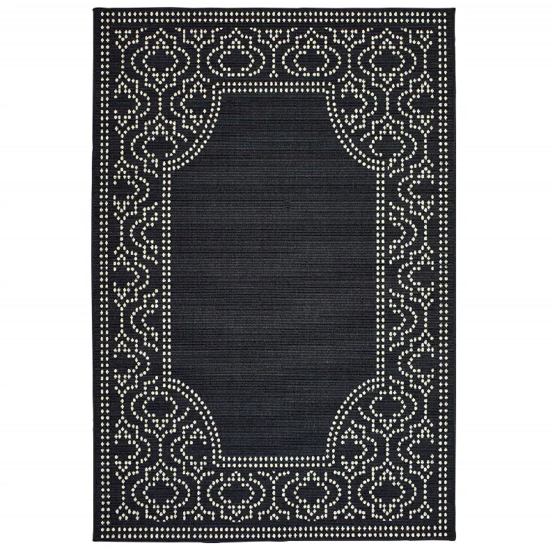 7' X 10' Stain Resistant Indoor / Outdoor Area Rug - Black / Ivory